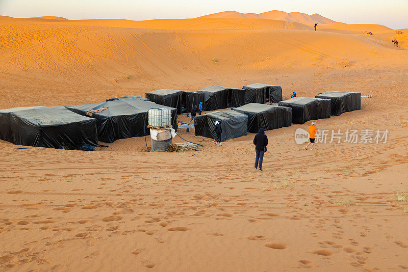 游客在沙漠帐篷营地，Merzouga, Erg Chebbi，撒哈拉，摩洛哥